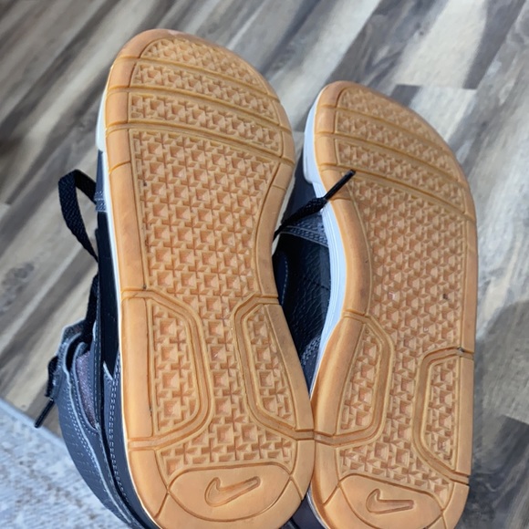 🪨 Nike SB Youth Leather Tie & Velcro Sneakers 🪨 - Picture 4 of 6